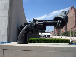 Gun_UN_Statue